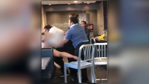 Empleada de McDonald’s golpea a clienta por aventarle una malteada