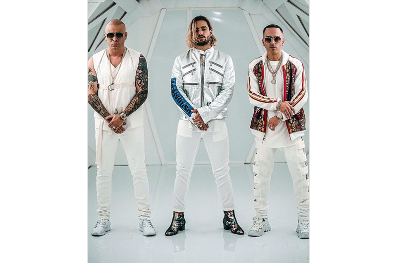 Maluma causa polémica por usar unas botas con tacón