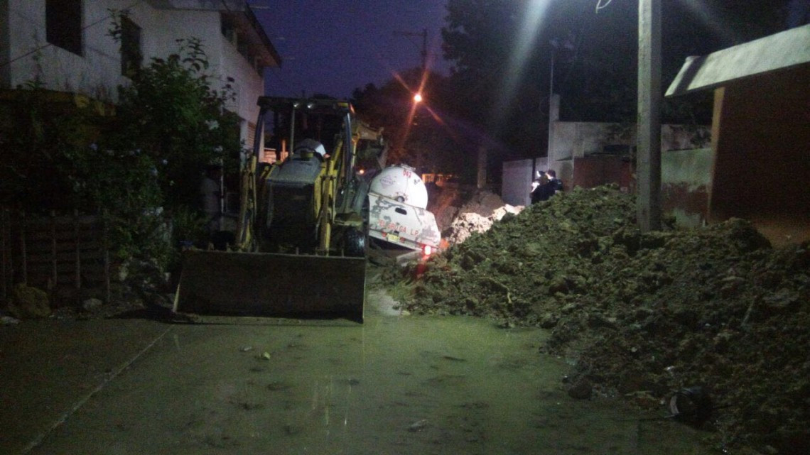 Cae pipa cargada de gas en socavón 