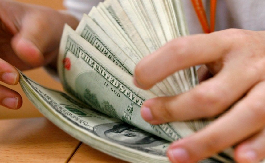 Dólar se vende en 21.13 pesos en el AICM