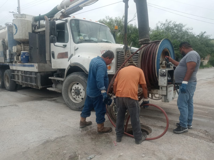 Con desazolve de pozos de visita previenen fugas de aguas residuales