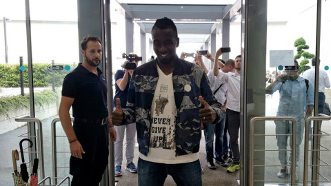 Blaise Matuidi ya posa con los colores de la Juventus