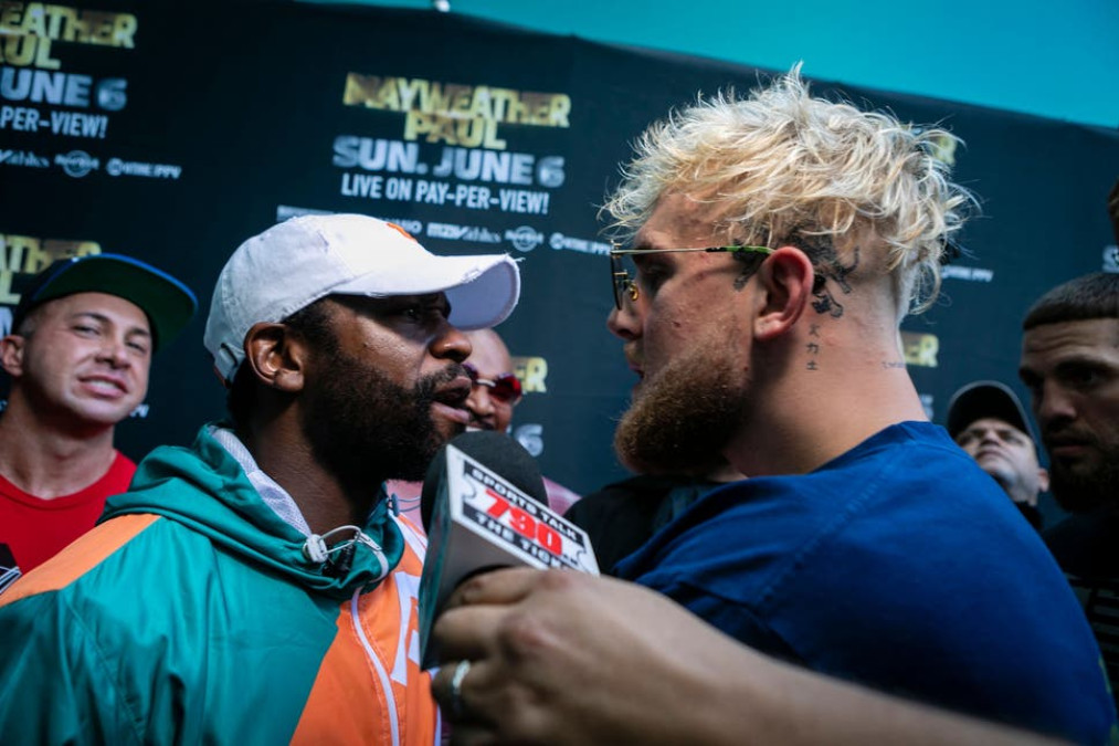 Mayweather golpea y amenaza a Jake Paul