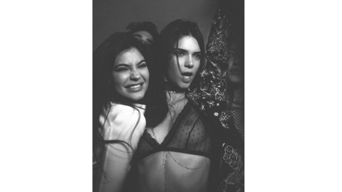 Deja a la vista uno de sus senos al posar con un top transparente