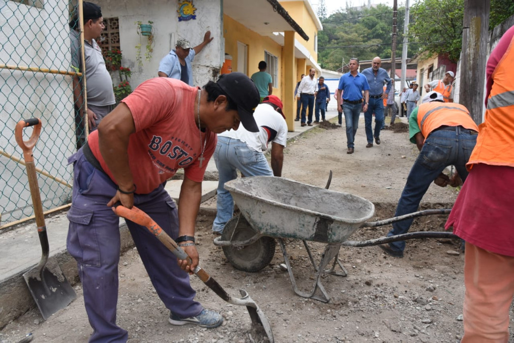 Supervisa Chucho Nader pavimentación de nueva vialidad en la colonia Pescadores