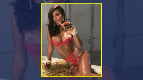 Emily Ratajkowski celebra  la Navidad con sensuales fotos