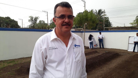 Se aplica programa "Huertos saludables" para enseñar a los alumnos sembrar hortalizas.