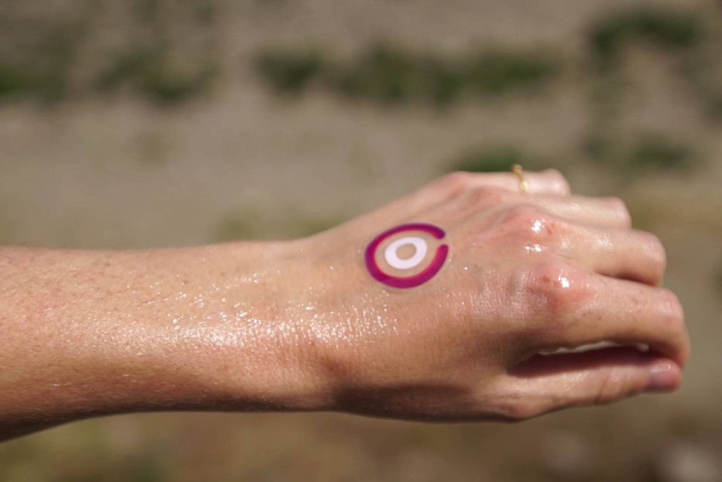 El parche que alerta sobre la exposición solar