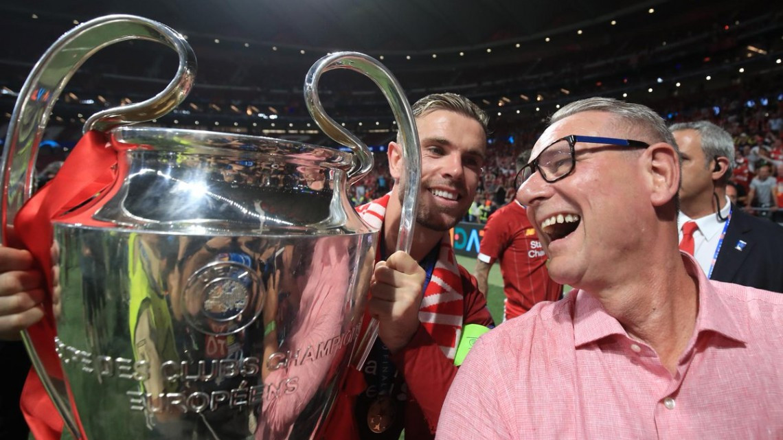 Jordan Henderson emocionado hasta las lágrimas con su papá