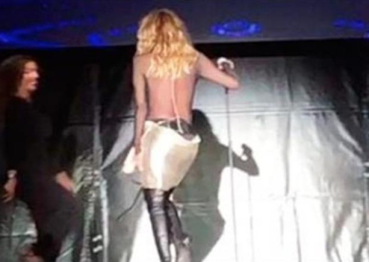 A Marta Sánchez se le rompe el vestido en pleno concierto