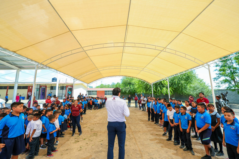 Recibieron más de 500 estudiantes mallasombra entregada por Carlos Peña Ortiz 