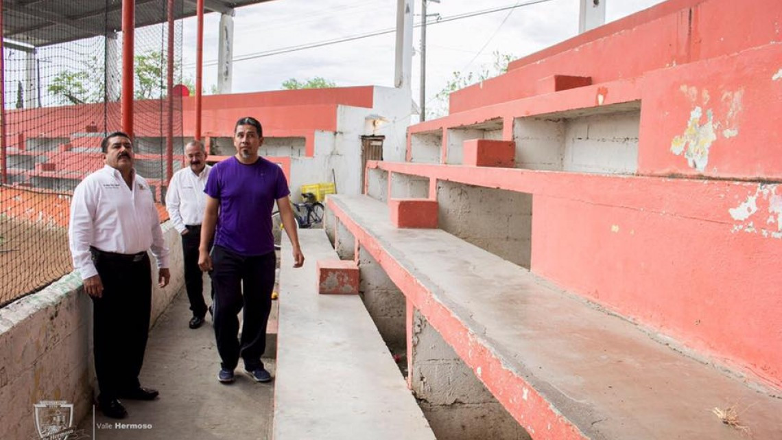 Apoyan mantenimiento de parque de beisbol