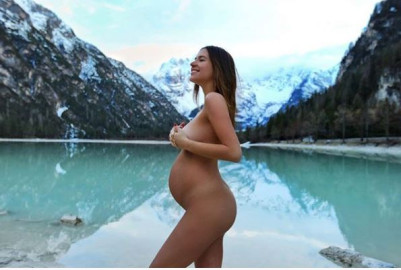 Sarah Kohan posa desnuda y luce su embarazo