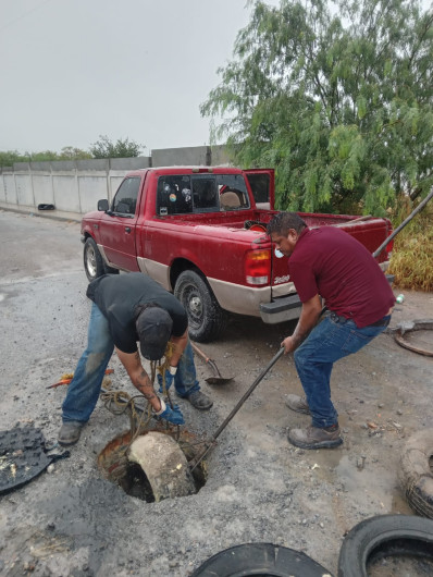 Extrae COMAPA llantas y otros desechos de alcantarillas