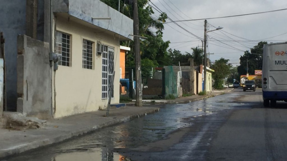 Agua se desperdicia por enorme fuga en sector Montealto