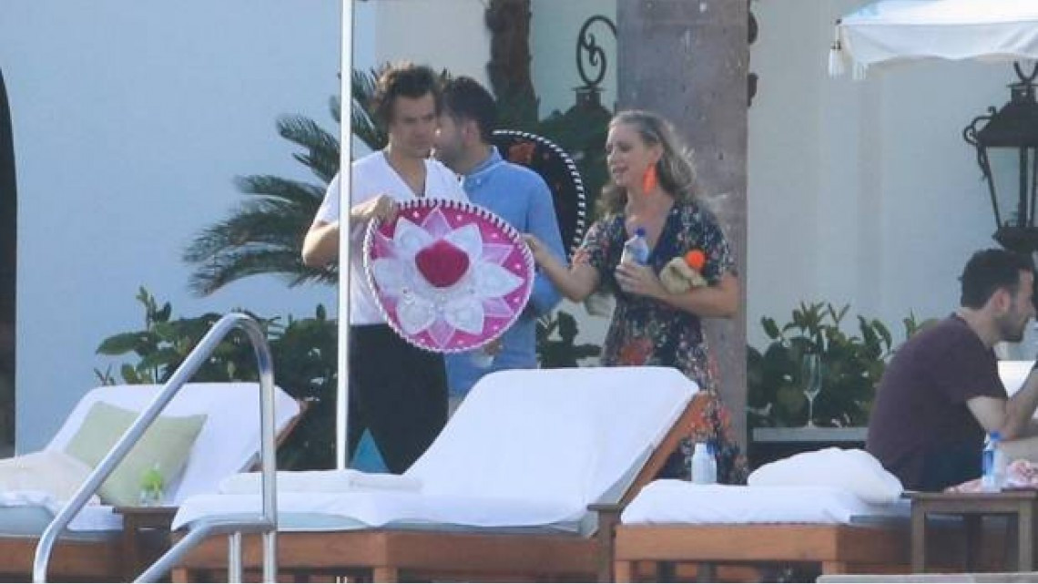 Captan a Harry Styles de visita en Cabo San Lucas