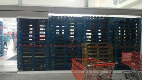 Tiendas listas con barricadas ante posibles saqueos