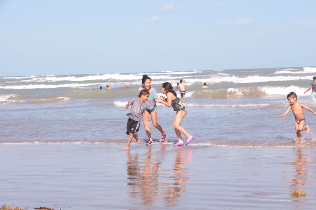 Derechos humanos entrega trípticos en la playa Bagdad 