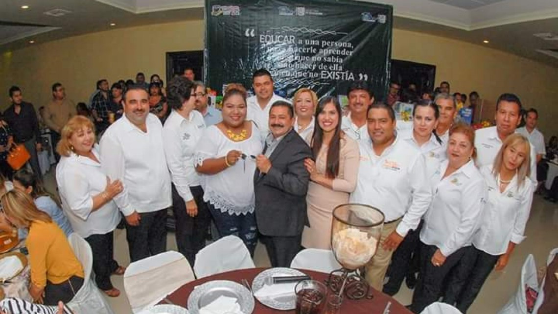 Ayuntamiento festeja a maestros en su día