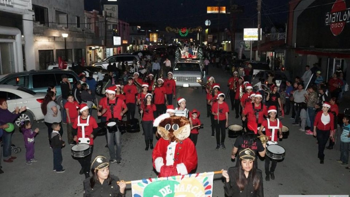 Un éxito el desfile navideño en Miguel Alemán 