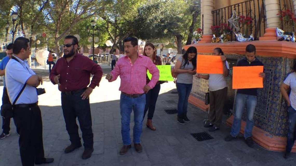 Maestros se manifiestan contra el aumento a la gasolina 