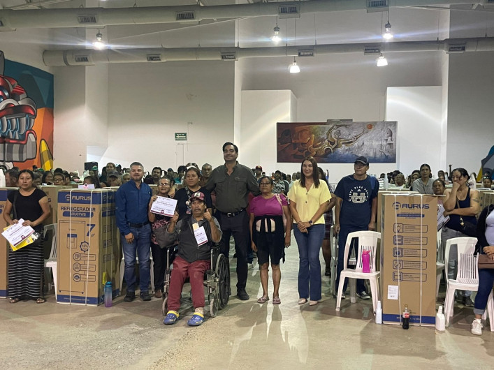 Entregan 250 refrigeradores a familias afectadas por lluvias de marzo