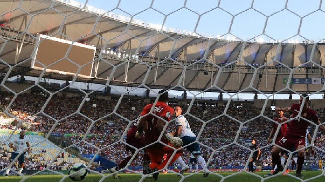Argentina se impone 2-0 a Venezuela 