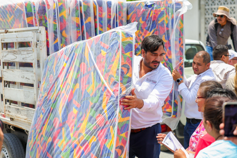 Encabezó Carlos Peña Ortiz entrega de enseres para familias damnificadas 