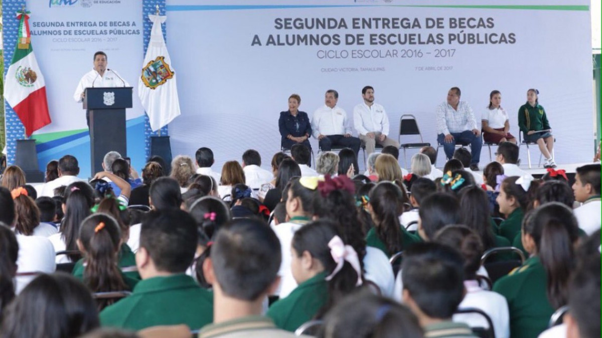 Entrega gobernador más de 96 mil becas en Tamaulipas