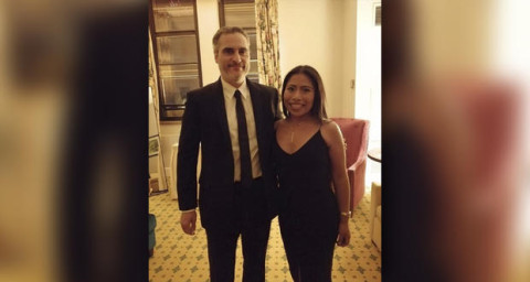 Yalitza Aparicio posa junto a Joaquin Phoenix