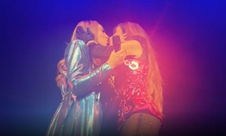 Gloria Trevi y Mónica Naranjo se besan en pleno concierto
