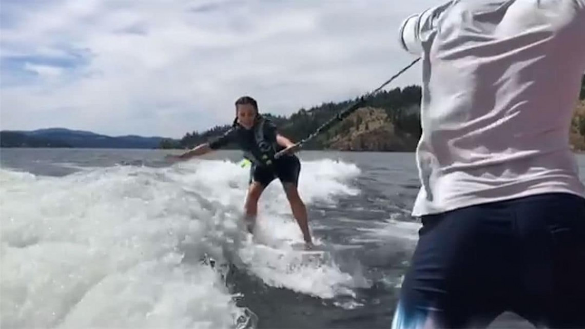 Kim Kardashian haciendo 'wake surf' por primera vez