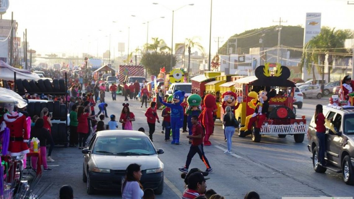 Un éxito el desfile navideño en Miguel Alemán 