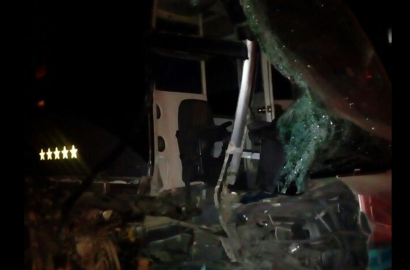 Choque entre autobús y trailer deja un saldo de 20 personas heridas