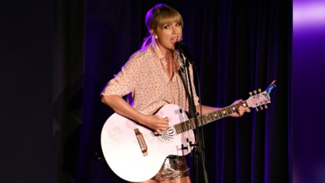Taylor Swift da un show sorpresa en Nueva York