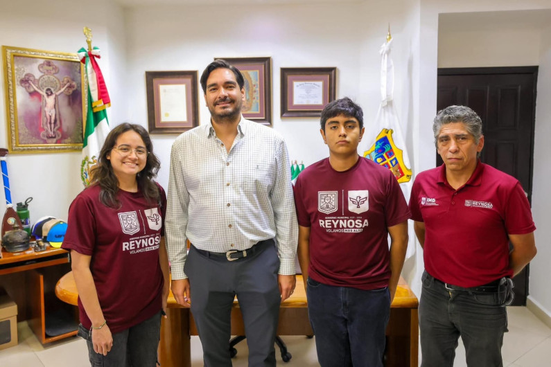 Felicitó Carlos Peña Ortiz a Hanna y David, Nadadores de Campeonato Nacional