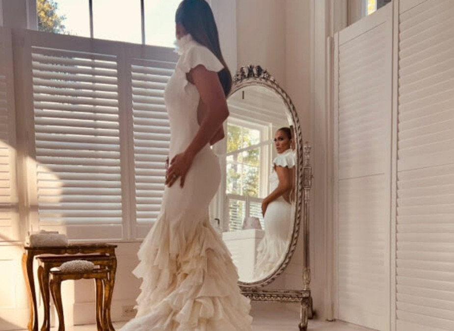 JLo comparte sus 3 vestidos de boda Ralph Lauren 