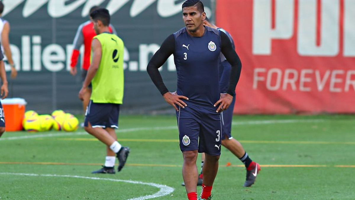 Carlos Salcido deja la concentración de Chivas