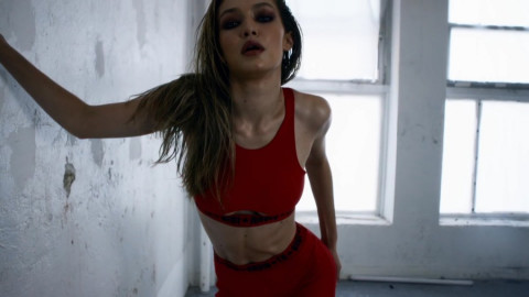 Gigi Hadid luce sus axilas sin depilar