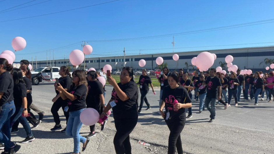 Caminan mujeres para concientizar sobre el cáncer de mama