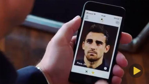 Presentan a Paco Alcácer "al estilo Tinder"