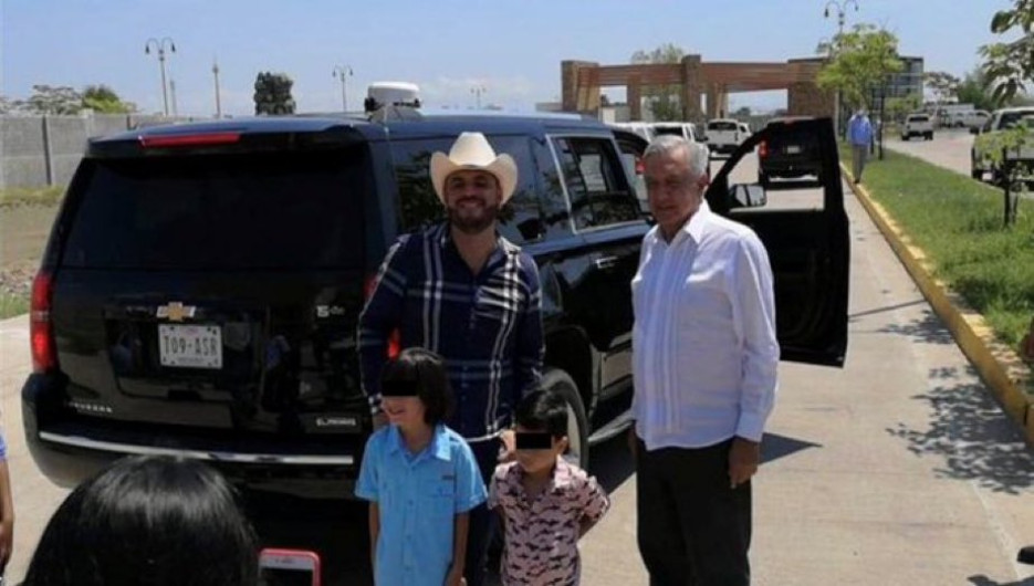 El Komander y AMLO se toman "foto del recuerdo"