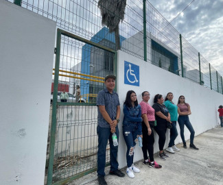 Alumnas y alumnos de la ETI 44 se quedan sin graduación.     