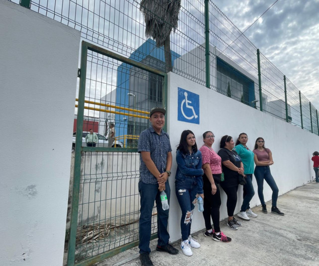 Alumnas y alumnos de la ETI 44 se quedan sin graduación.     