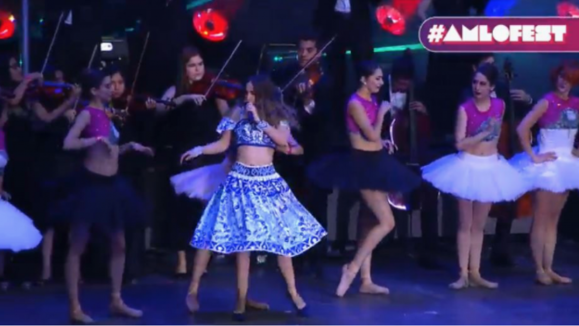 Belinda presentándose en el AMLO Fest