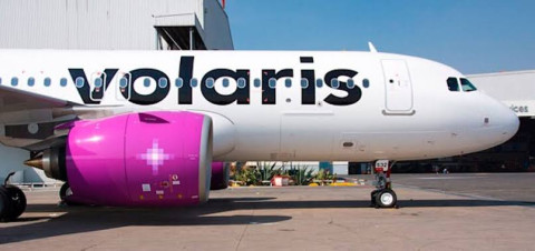 Pasajeros intenta desviar por la fuerza avión de Volaris; es detenido 