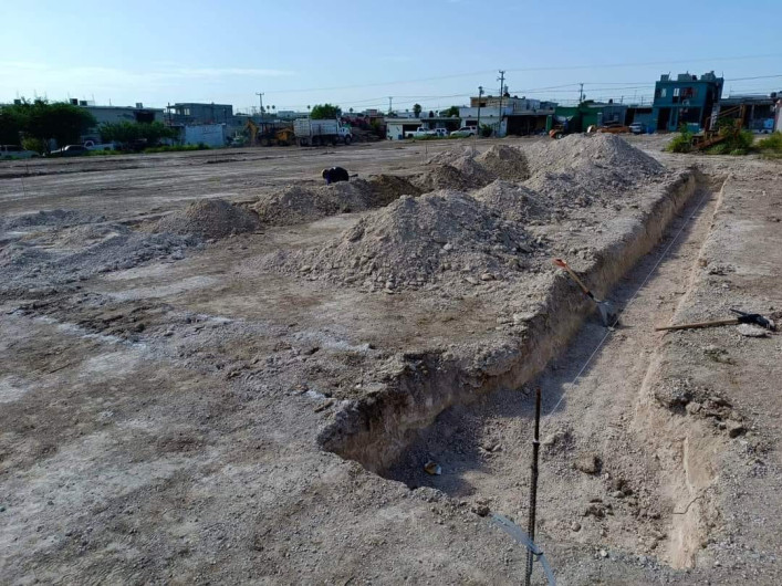 Construye Gobierno de Carlos Peña Ortíz nueva plaza publica en Jarachina Sur