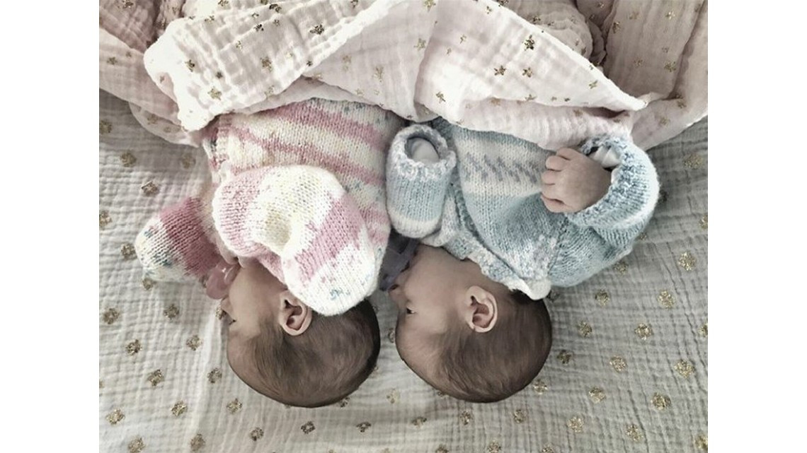 Ludwika presenta a sus pequeños mellizos