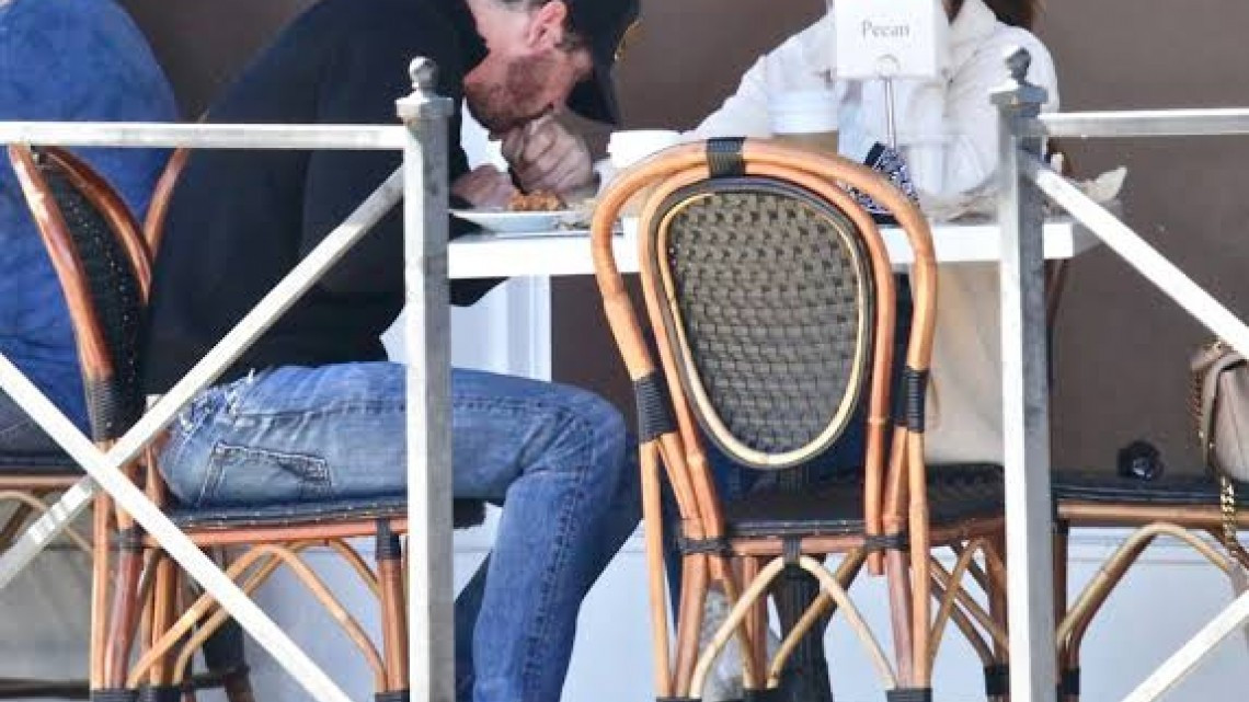 Romance en camino: Skeet Ulrich y Lucy Hale son captados besándose