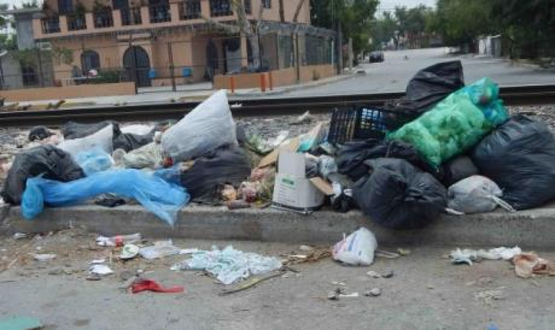 Vecinos denuncian acumulamiento de basura en vías de tren